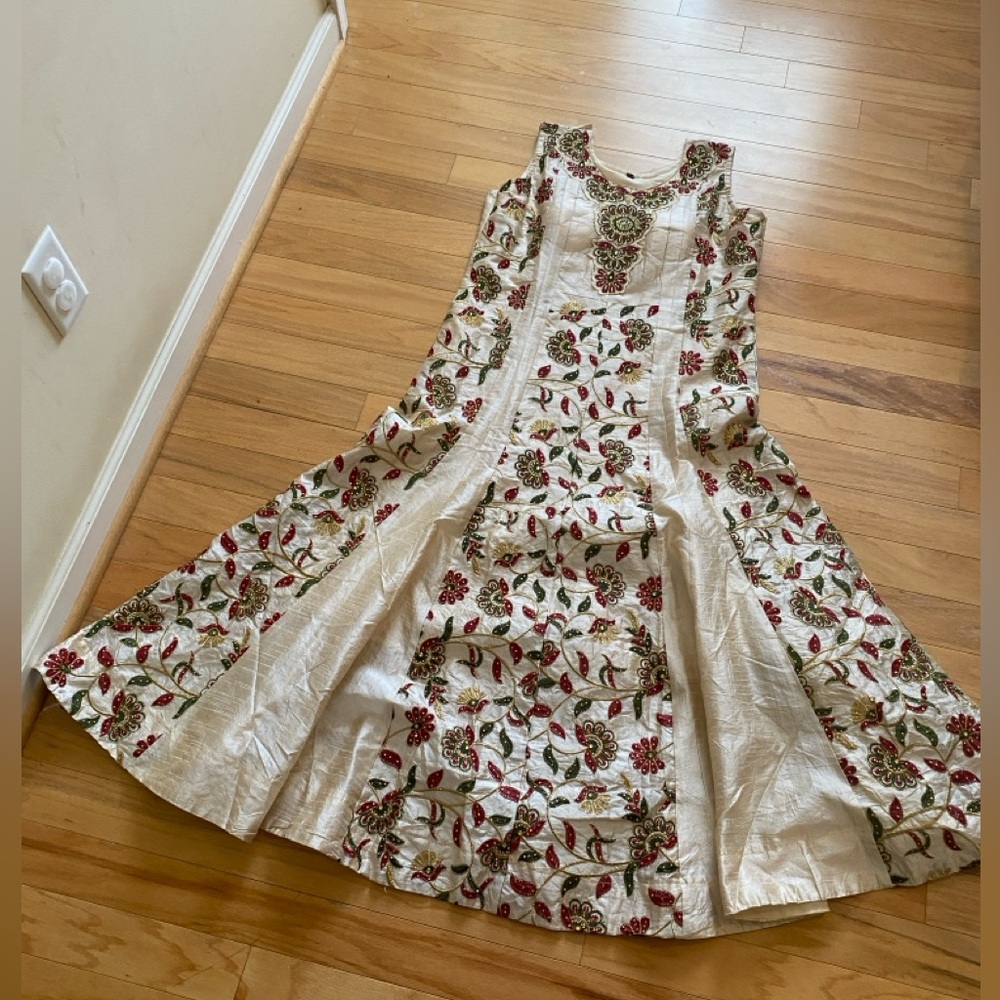 NWOT Gold Red and Green Embroidered Dress XL